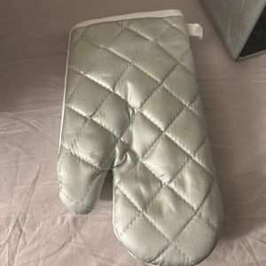 Silvery Grey oven mitten